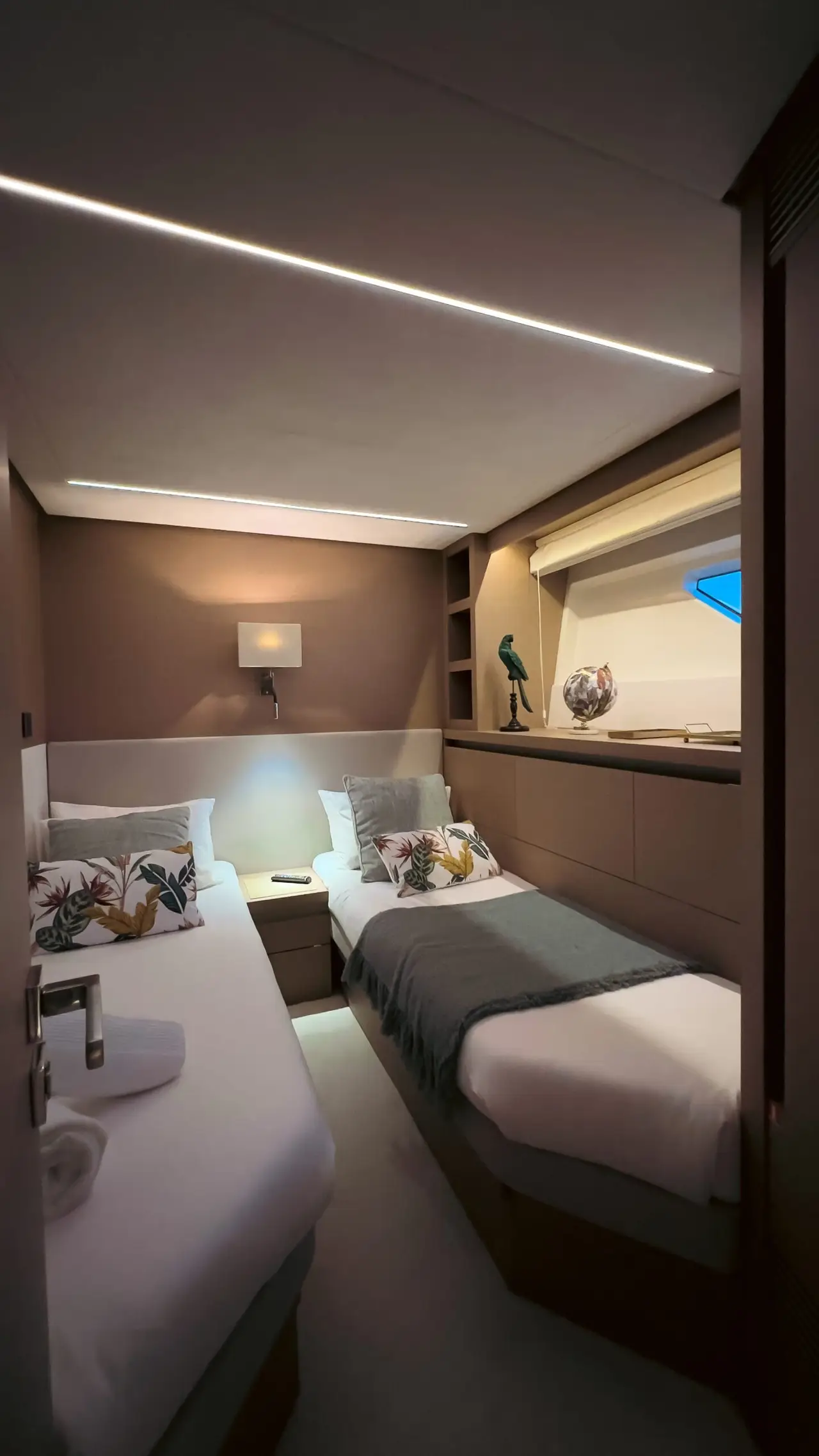Prestige 680, exterior — Barcelona Yacht Rental, Barcelona. Rumbo a Sitges con toda la familia a bordo