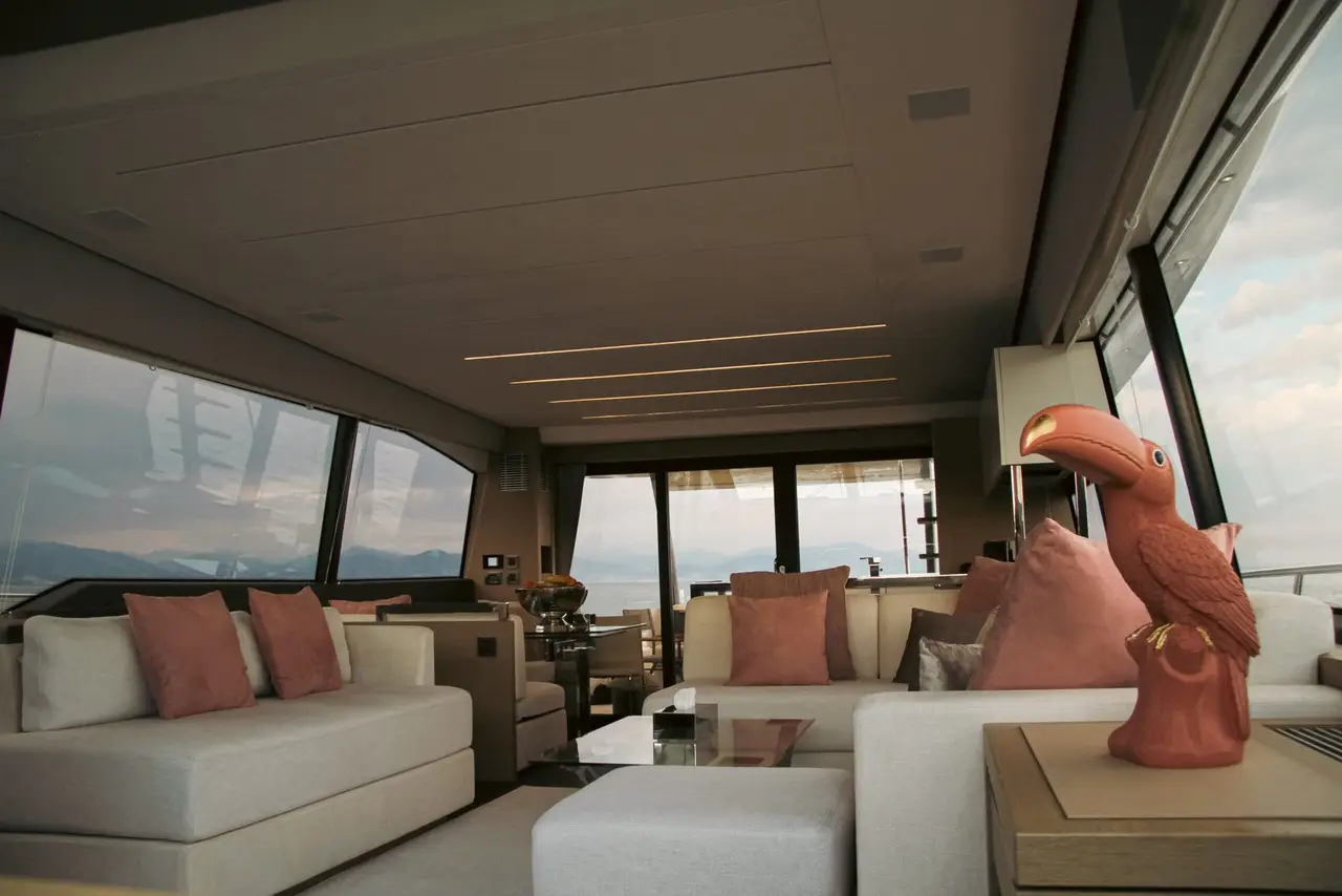 Prestige 680, cubierta de popa — Barcelona Yacht Rental, Barcelona. Rumbo a Sitges con toda la familia a bordo