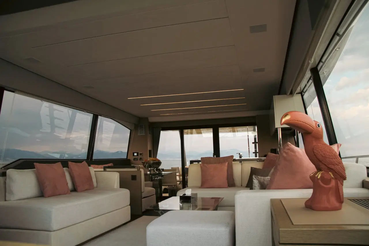 Prestige 680, salón — Barcelona Yacht Rental, Barcelona. Rumbo a Sitges con toda la familia a bordo