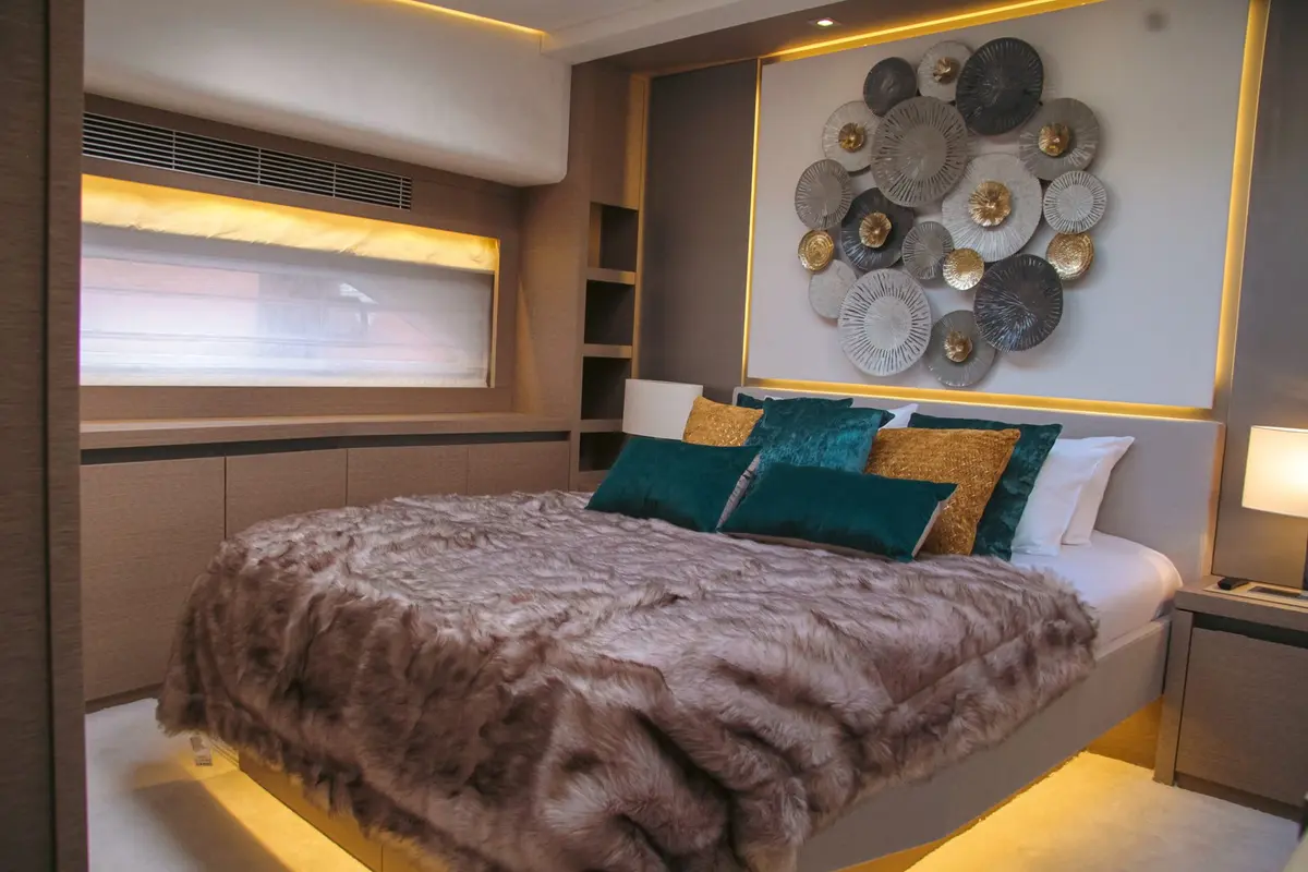 Prestige 680, exterior — Barcelona Yacht Rental, Barcelona. Rumbo a Sitges con toda la familia a bordo