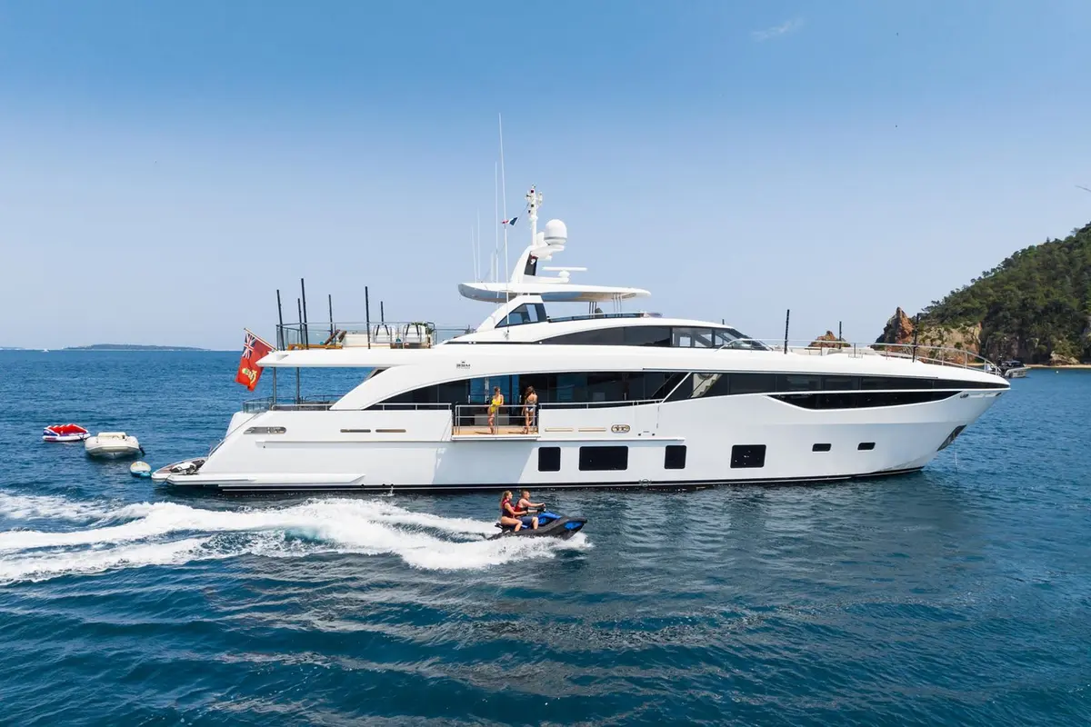 Princess 35M — Barcelona Yacht Rental, Barcelona. De Port Olímpic a Sitges, mar en calma