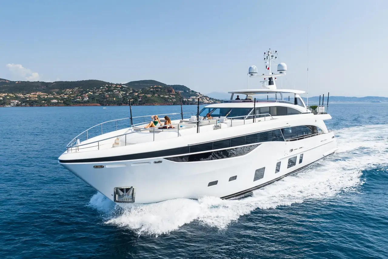 Princess 35M, exterior — Barcelona Yacht Rental, Barcelona. De Port Olímpic a Sitges, mar en calma