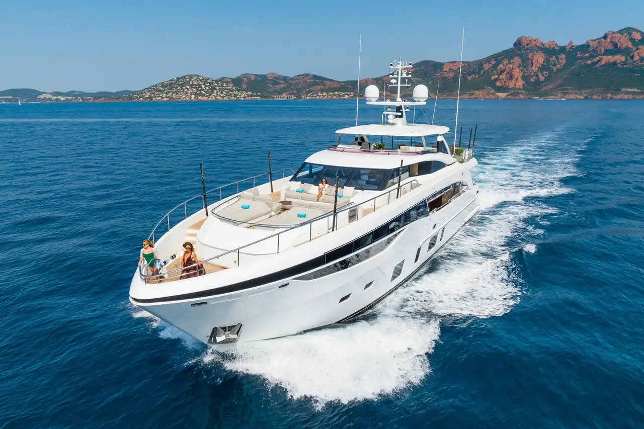 Princess 35M, cubierta principal — Barcelona Yacht Rental, Barcelona. De Port Olímpic a Sitges, mar en calma