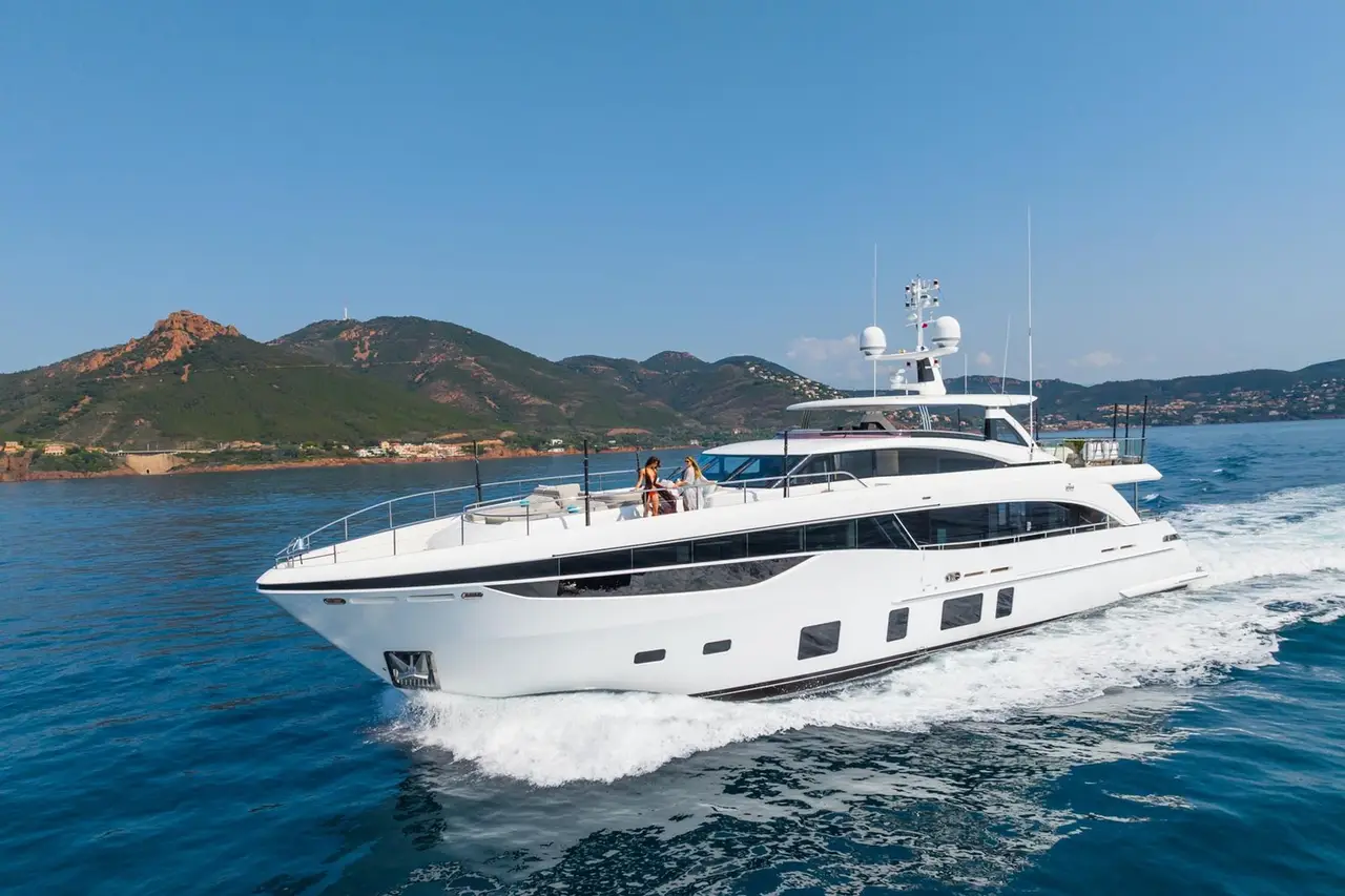 Princess 35M, cubierta de popa — Barcelona Yacht Rental, Barcelona. De Port Olímpic a Sitges, mar en calma
