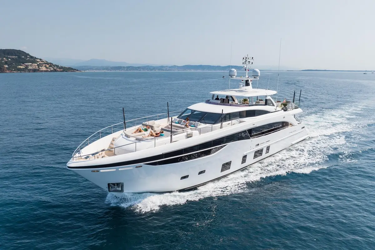 Princess 35M, salón — Barcelona Yacht Rental, Barcelona. De Port Olímpic a Sitges, mar en calma