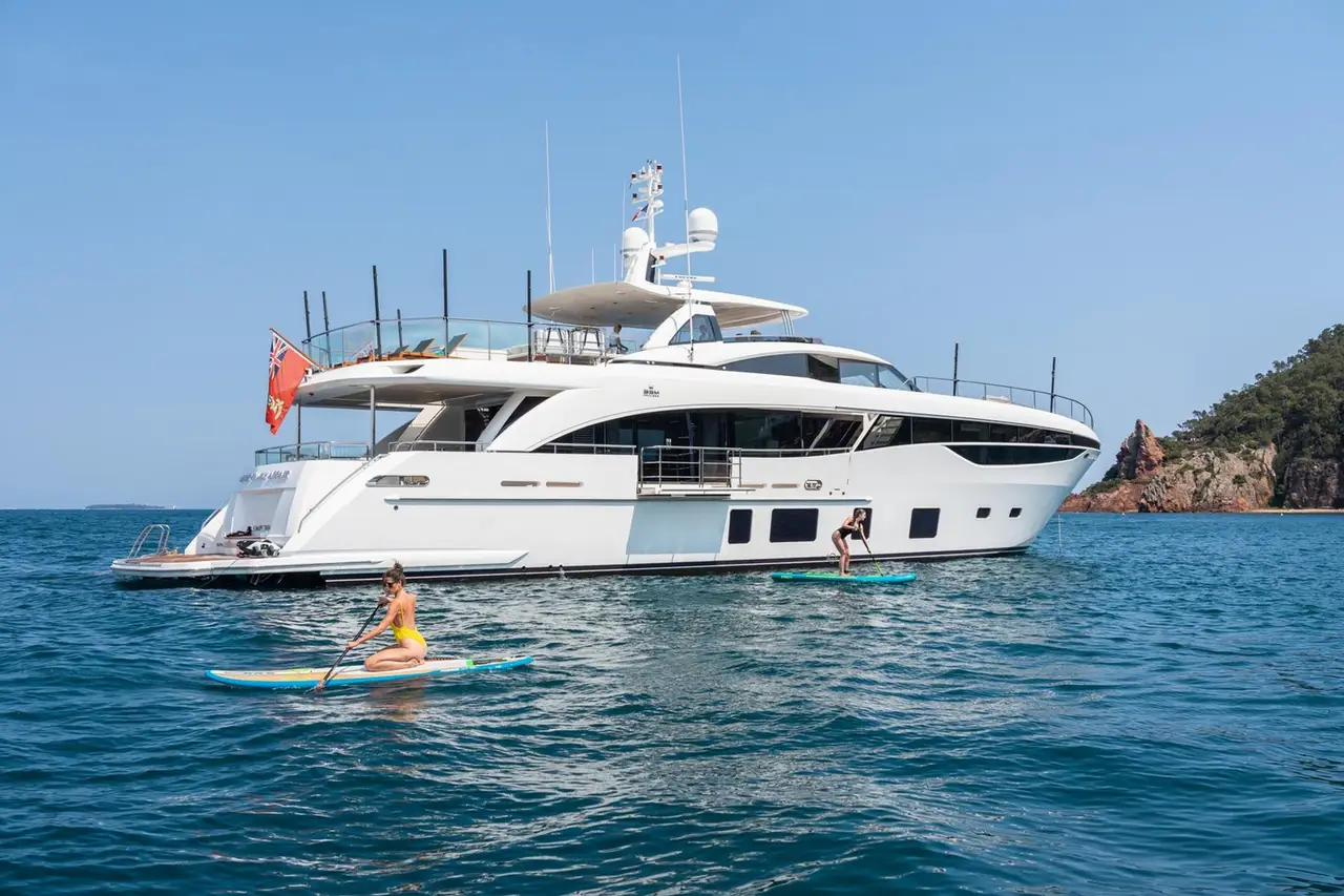 Princess 35M, camarote principal — Barcelona Yacht Rental, Barcelona. De Port Olímpic a Sitges, mar en calma