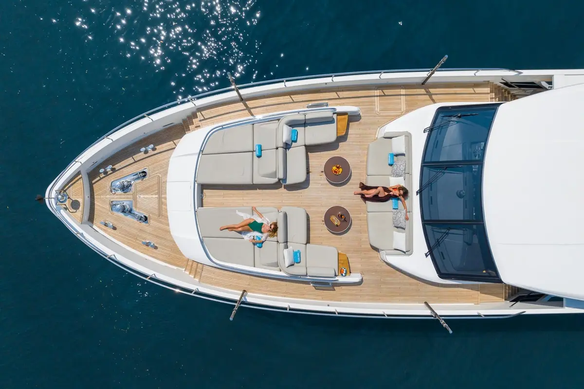 Princess 35M, flybridge — Barcelona Yacht Rental, Barcelona. De Port Olímpic a Sitges, mar en calma