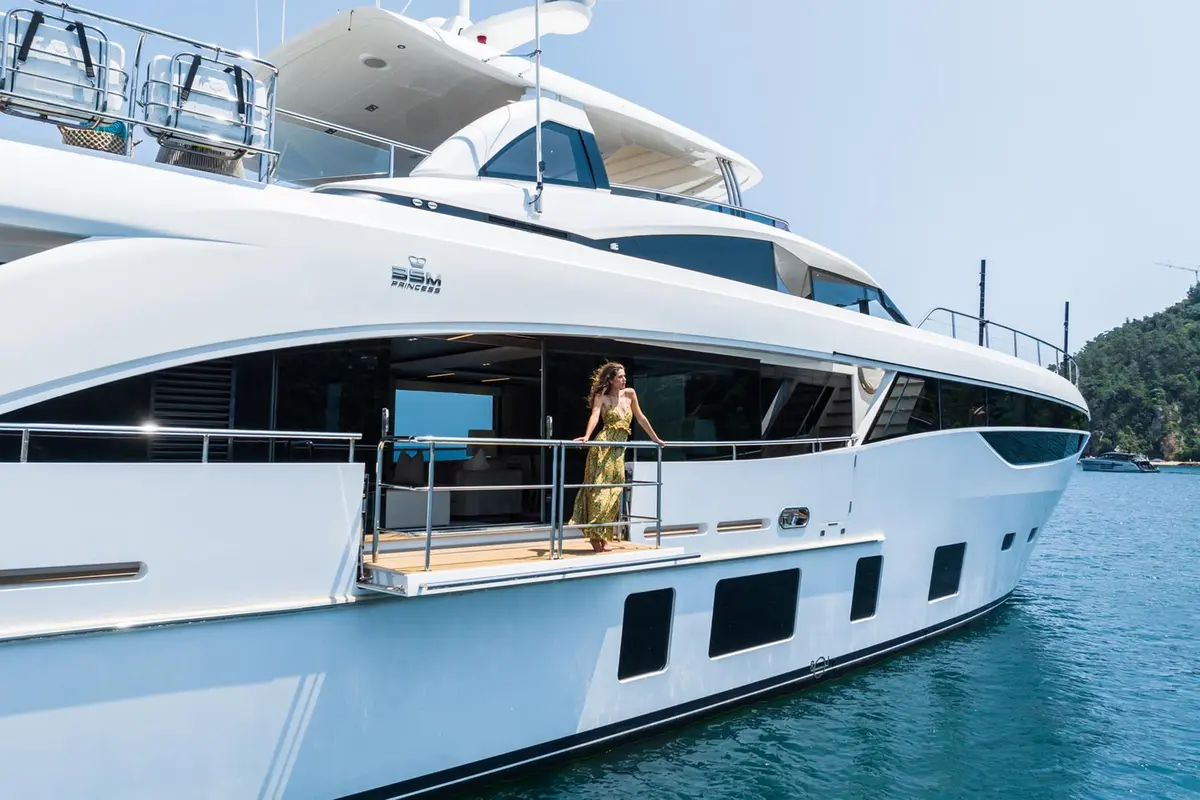 Princess 35M, exterior — Barcelona Yacht Rental, Barcelona. De Port Olímpic a Sitges, mar en calma