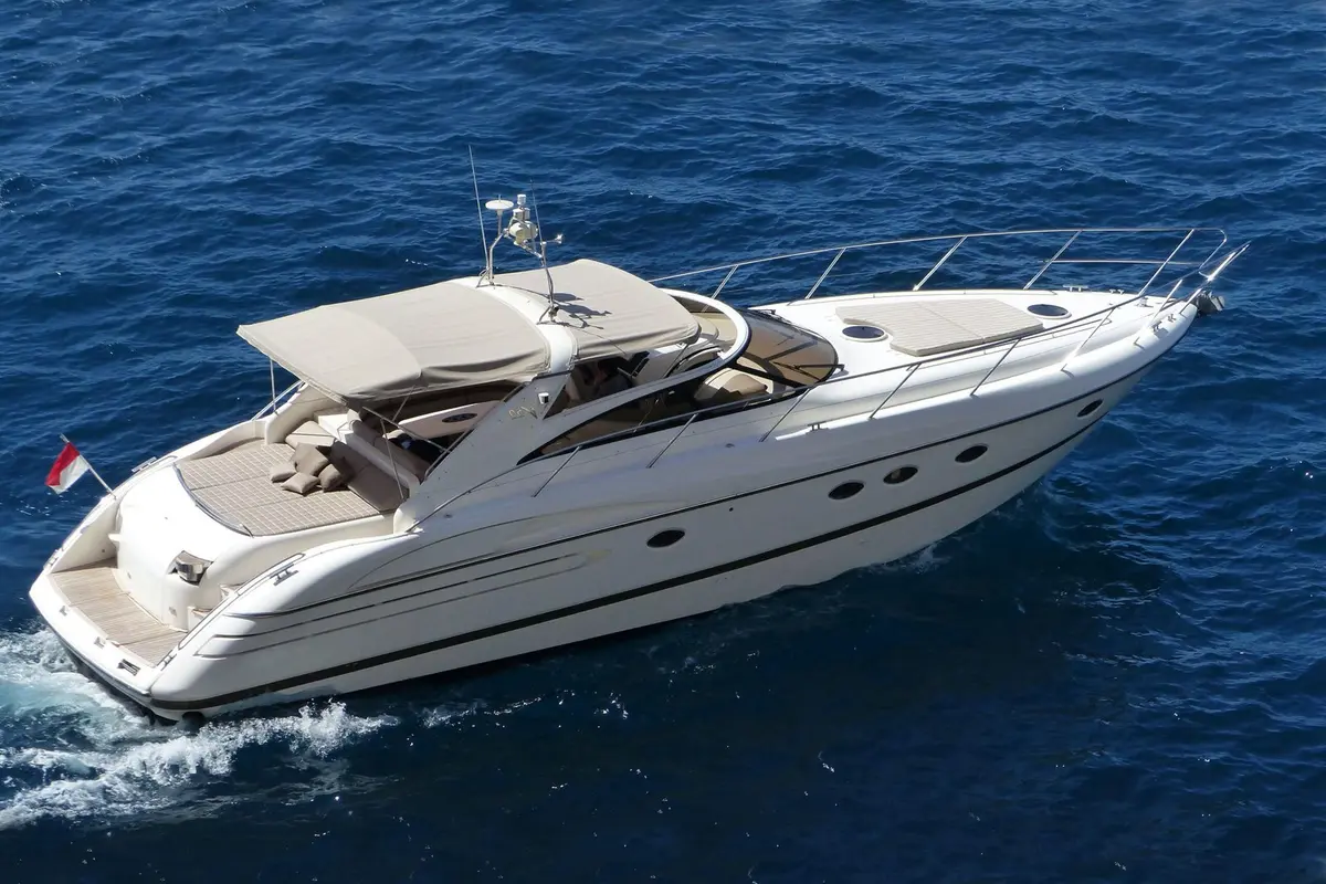Princess 50 — Barcelona Yacht Rental, Barcelona. Rumbo a Sitges con baño y sobremesa a bordo