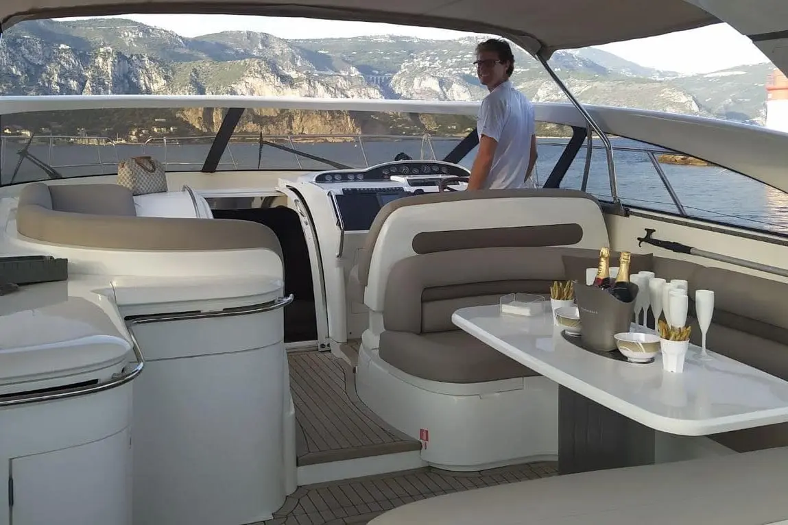 Princess 50, exterior — Barcelona Yacht Rental, Barcelona. Rumbo a Sitges con baño y sobremesa a bordo