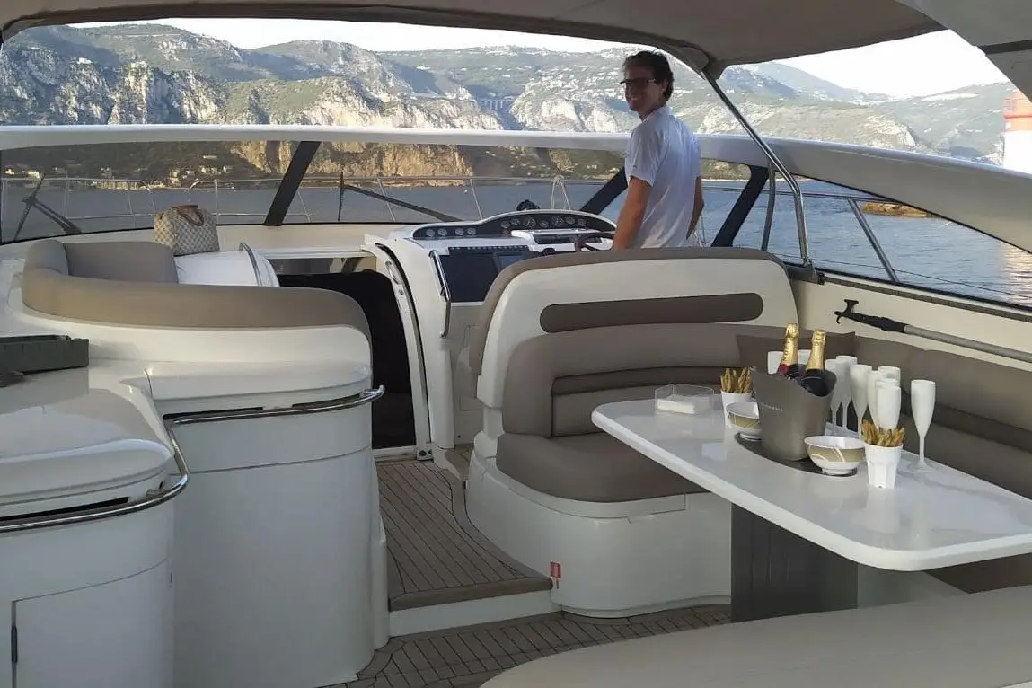 Princess 50, exterior — Barcelona Yacht Rental, Barcelona. Rumbo a Sitges con baño y sobremesa a bordo