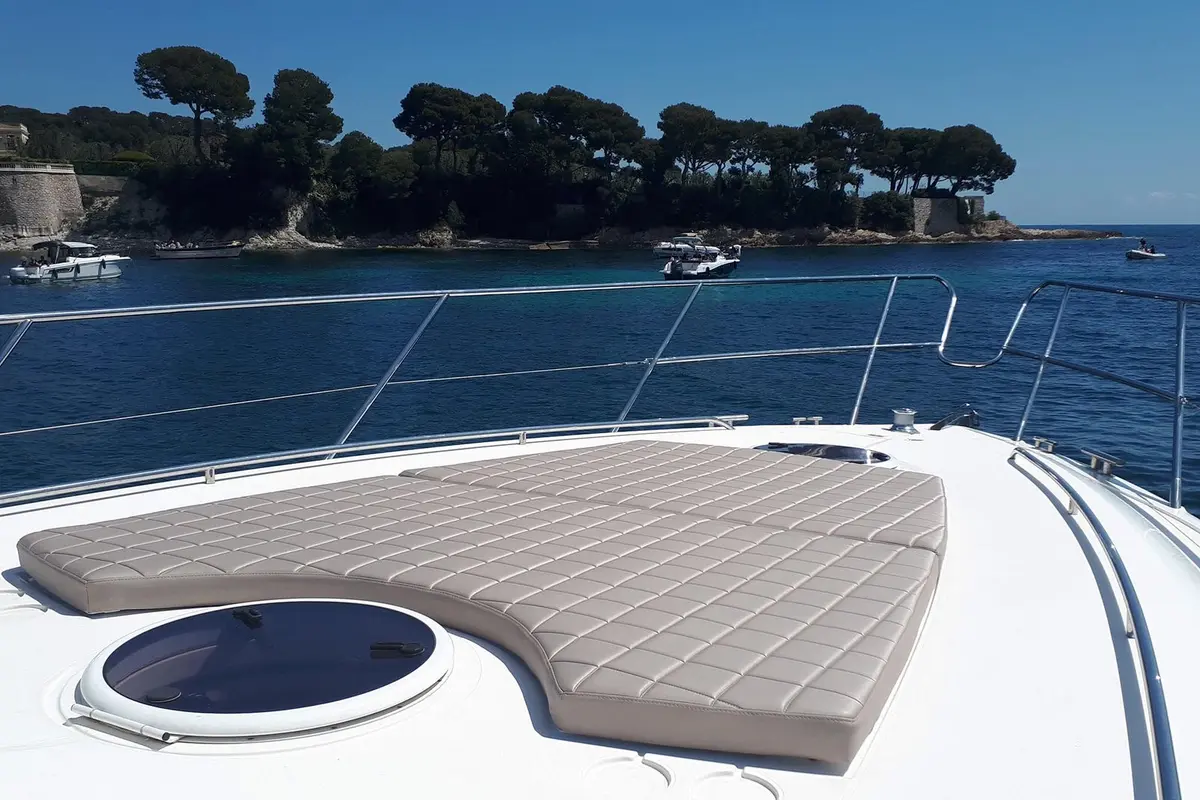 Princess 50, cubierta principal — Barcelona Yacht Rental, Barcelona. Rumbo a Sitges con baño y sobremesa a bordo