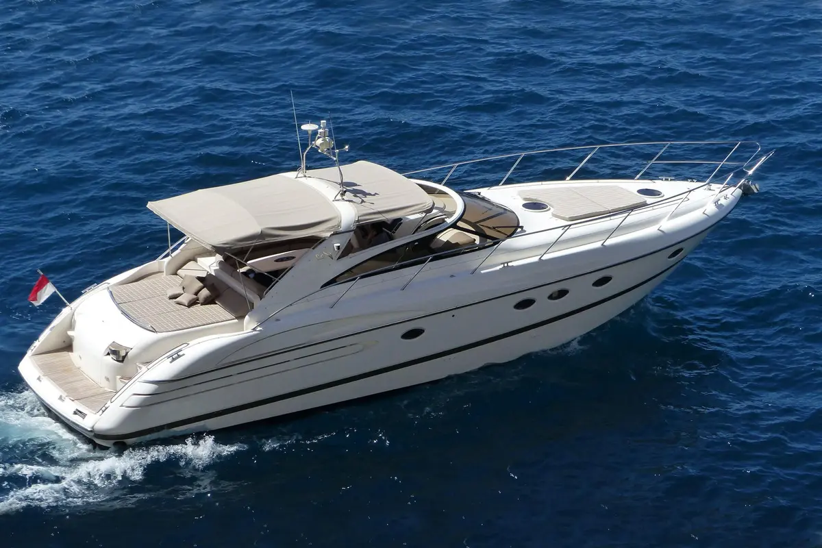 Princess 50, cubierta de popa — Barcelona Yacht Rental, Barcelona. Rumbo a Sitges con baño y sobremesa a bordo