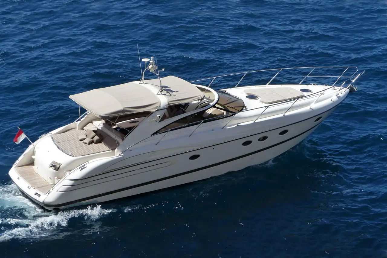 Princess 50, cubierta de popa — Barcelona Yacht Rental, Barcelona. Rumbo a Sitges con baño y sobremesa a bordo
