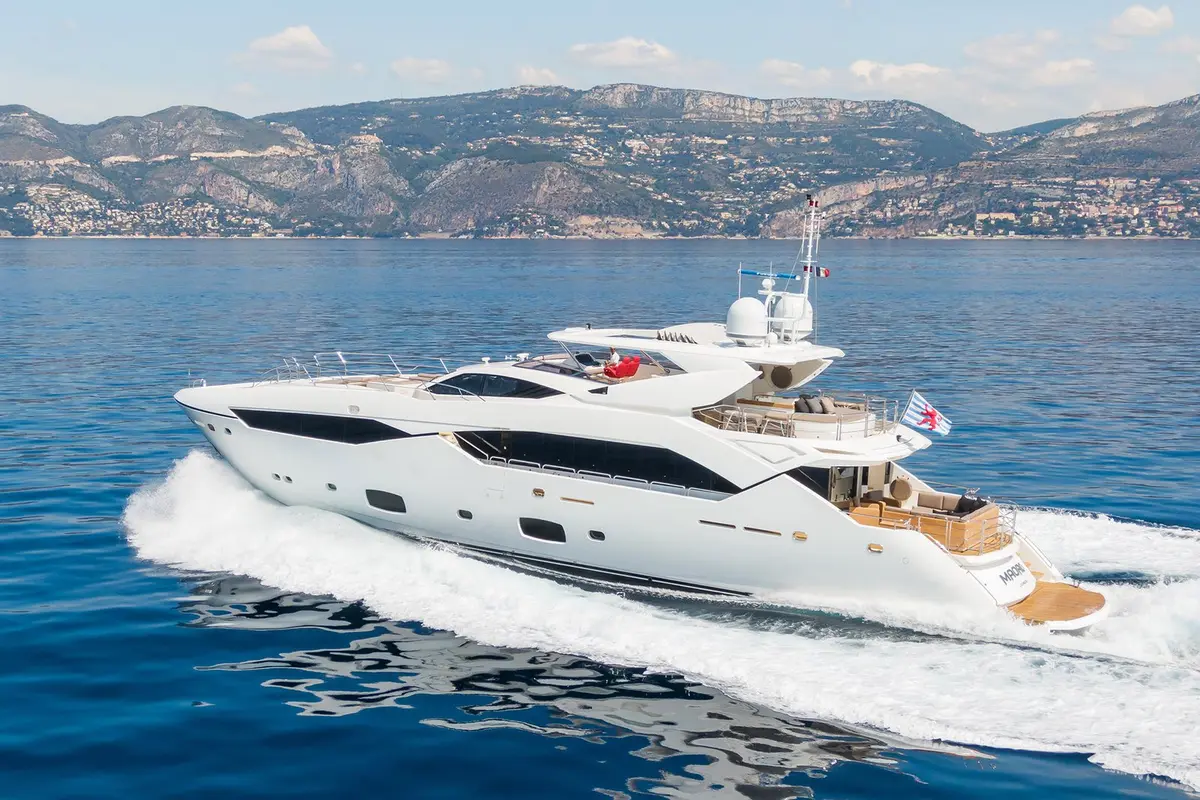 Princess 50, camarote principal — Barcelona Yacht Rental, Barcelona. Rumbo a Sitges con baño y sobremesa a bordo