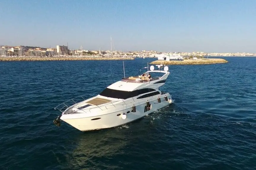 Princess 64 Fly, exterior — Barcelona Yacht Rental, Barcelona. Rumbo a Sitges con espacio para diez a bordo