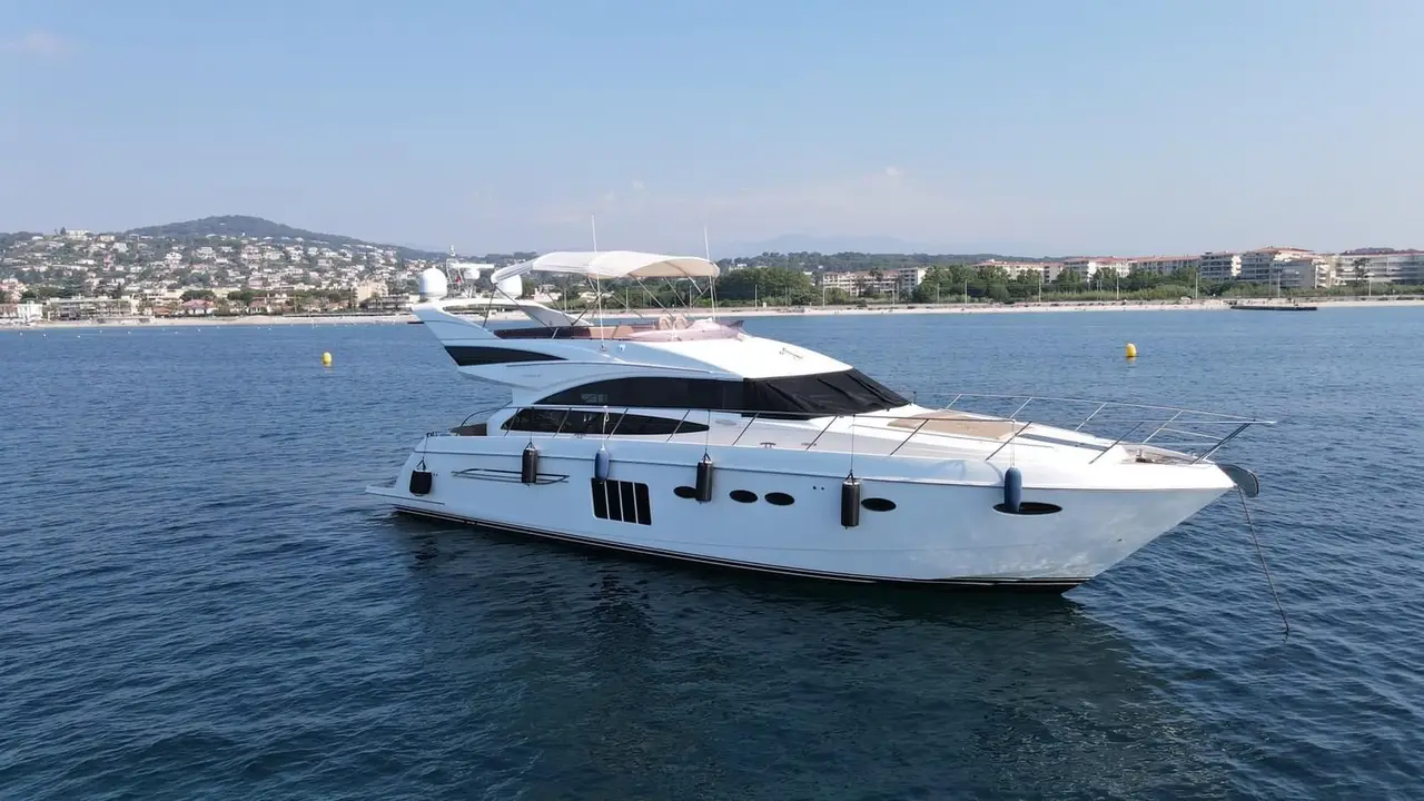Princess 64 Fly, cubierta principal — Barcelona Yacht Rental, Barcelona. Rumbo a Sitges con espacio para diez a bordo