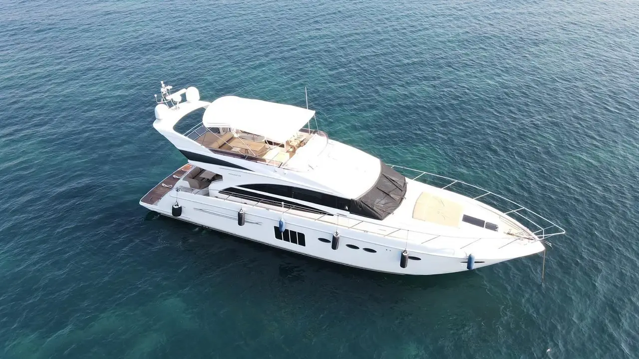 Princess 64 Fly, cubierta de popa — Barcelona Yacht Rental, Barcelona. Rumbo a Sitges con espacio para diez a bordo