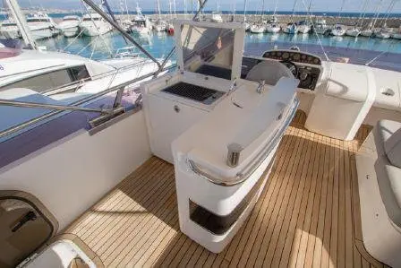 Princess 64 Fly, salón — Barcelona Yacht Rental, Barcelona. Rumbo a Sitges con espacio para diez a bordo