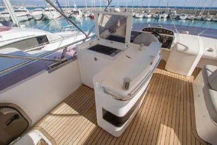 Princess 64 Fly, salón — Barcelona Yacht Rental, Barcelona. Rumbo a Sitges con espacio para diez a bordo