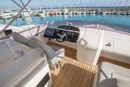 Princess 64 Fly, camarote principal — Barcelona Yacht Rental, Barcelona. Rumbo a Sitges con espacio para diez a bordo