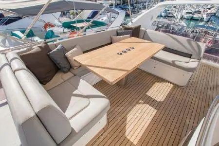 Princess 64 Fly, flybridge — Barcelona Yacht Rental, Barcelona. Rumbo a Sitges con espacio para diez a bordo