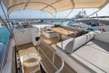 Princess 64 Fly, exterior — Barcelona Yacht Rental, Barcelona. Rumbo a Sitges con espacio para diez a bordo