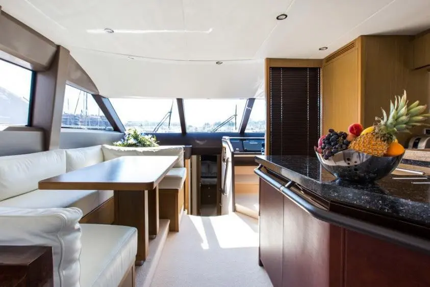 Princess 68 Fly, exterior — Barcelona Yacht Rental, Barcelona. Flybridge amplio rumbo a Sitges con parada para bañarse