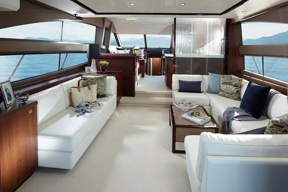 Princess 68 Fly, cubierta principal — Barcelona Yacht Rental, Barcelona. Flybridge amplio rumbo a Sitges con parada para bañarse
