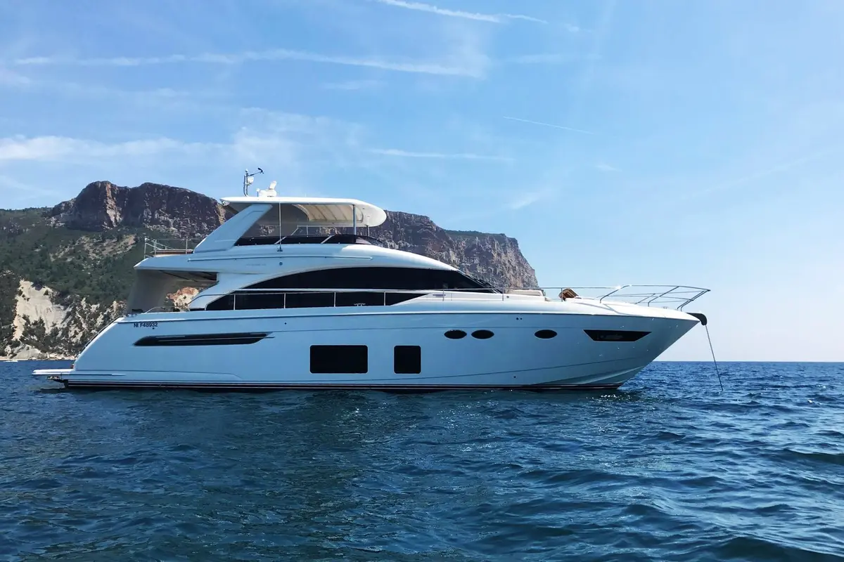 Princess 68 Fly, cubierta de popa — Barcelona Yacht Rental, Barcelona. Flybridge amplio rumbo a Sitges con parada para bañarse