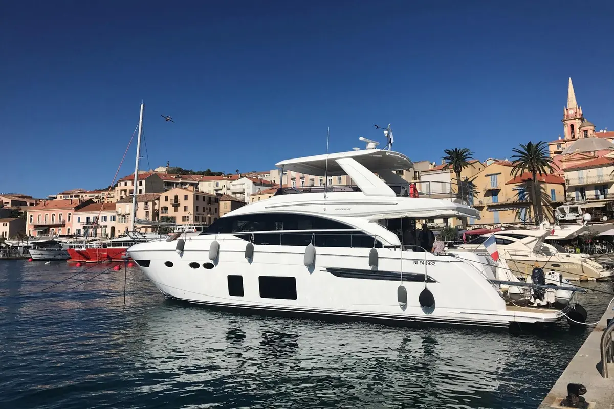 Princess 68 Fly, salón — Barcelona Yacht Rental, Barcelona. Flybridge amplio rumbo a Sitges con parada para bañarse