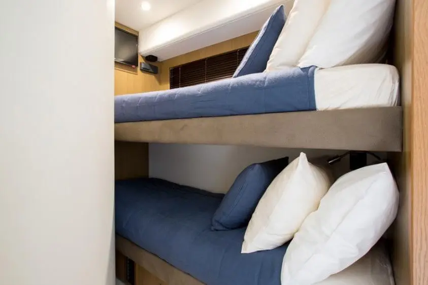 Princess 68 Fly, flybridge — Barcelona Yacht Rental, Barcelona. Flybridge amplio rumbo a Sitges con parada para bañarse