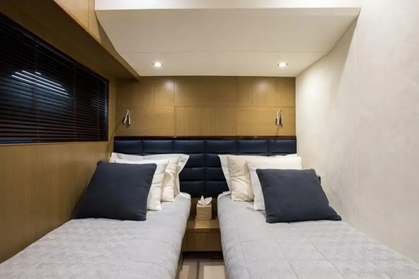 Princess 68 Fly, exterior — Barcelona Yacht Rental, Barcelona. Flybridge amplio rumbo a Sitges con parada para bañarse