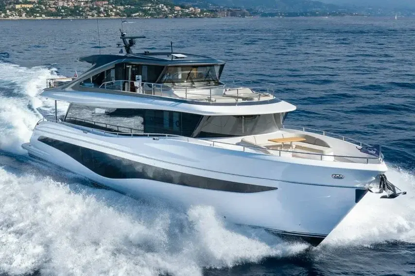 Princess Y80 — Barcelona Yacht Rental, Barcelona. Rumbo a Sitges con espuma y sol de tarde