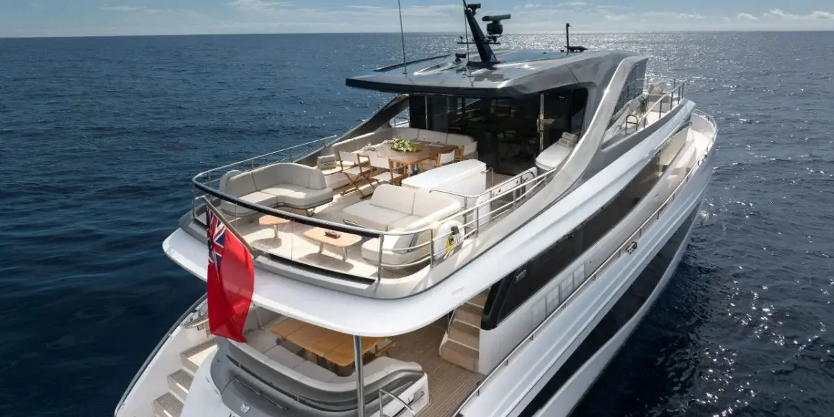 Princess Y80, exterior — Barcelona Yacht Rental, Barcelona. Rumbo a Sitges con espuma y sol de tarde