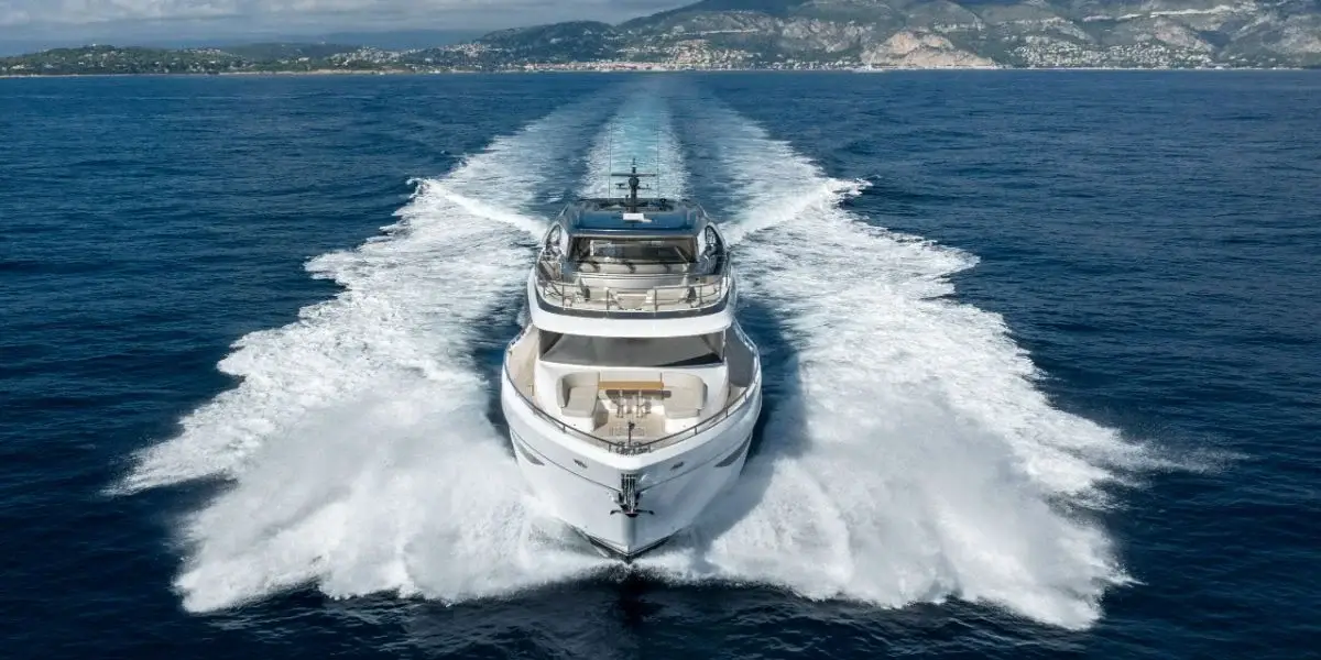 Princess Y80, cubierta principal — Barcelona Yacht Rental, Barcelona. Rumbo a Sitges con espuma y sol de tarde