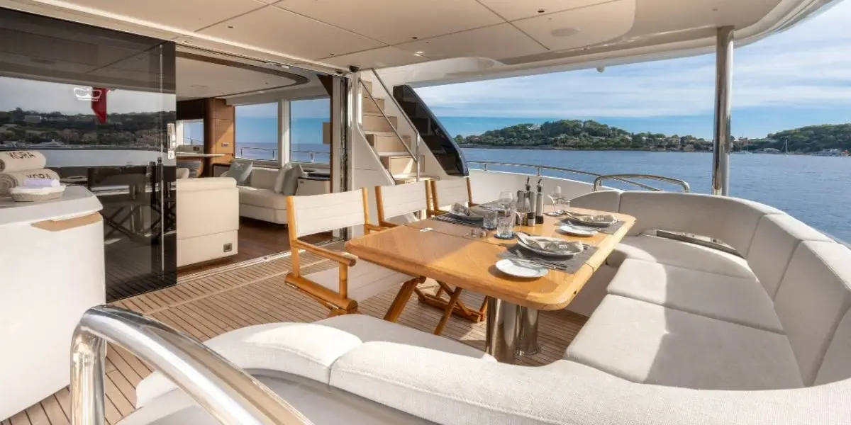 Princess Y80, cubierta de popa — Barcelona Yacht Rental, Barcelona. Rumbo a Sitges con espuma y sol de tarde
