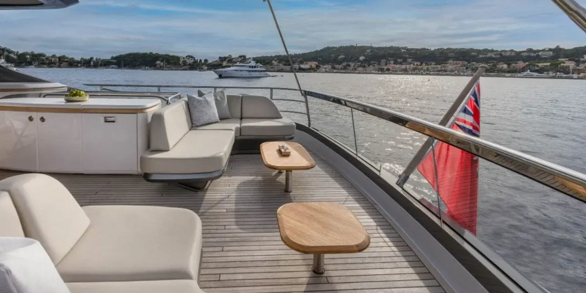 Princess Y80, salón — Barcelona Yacht Rental, Barcelona. Rumbo a Sitges con espuma y sol de tarde