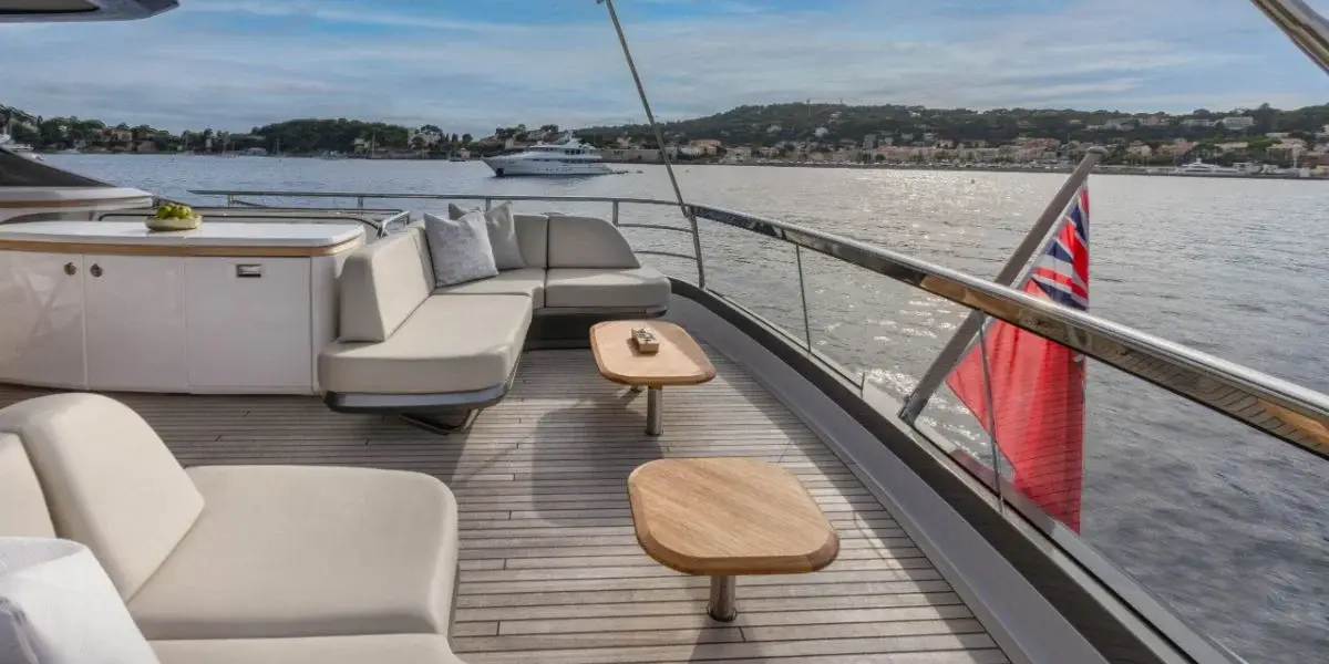 Princess Y80, salón — Barcelona Yacht Rental, Barcelona. Rumbo a Sitges con espuma y sol de tarde
