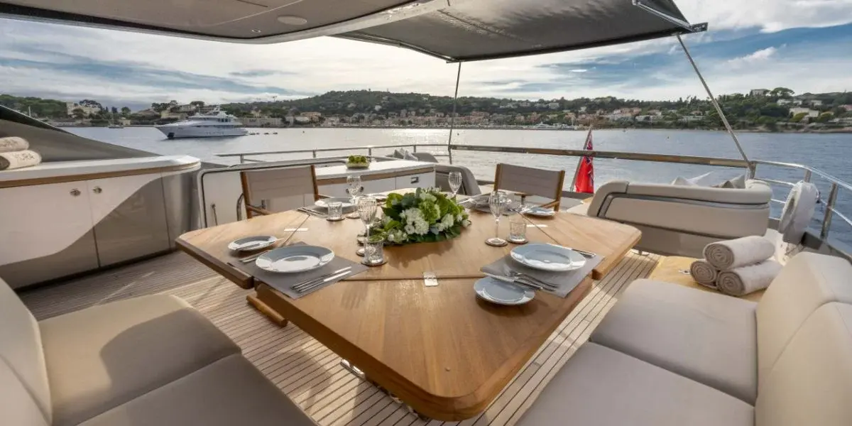 Princess Y80, camarote principal — Barcelona Yacht Rental, Barcelona. Rumbo a Sitges con espuma y sol de tarde