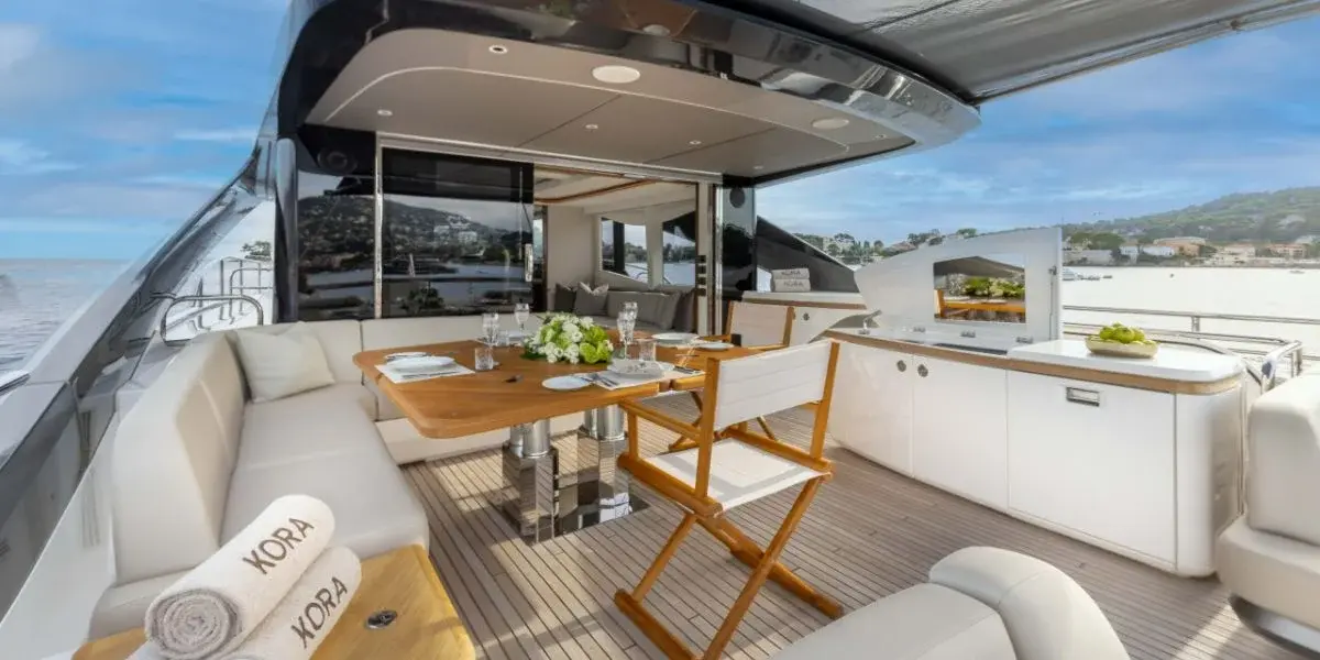 Princess Y80, flybridge — Barcelona Yacht Rental, Barcelona. Rumbo a Sitges con espuma y sol de tarde