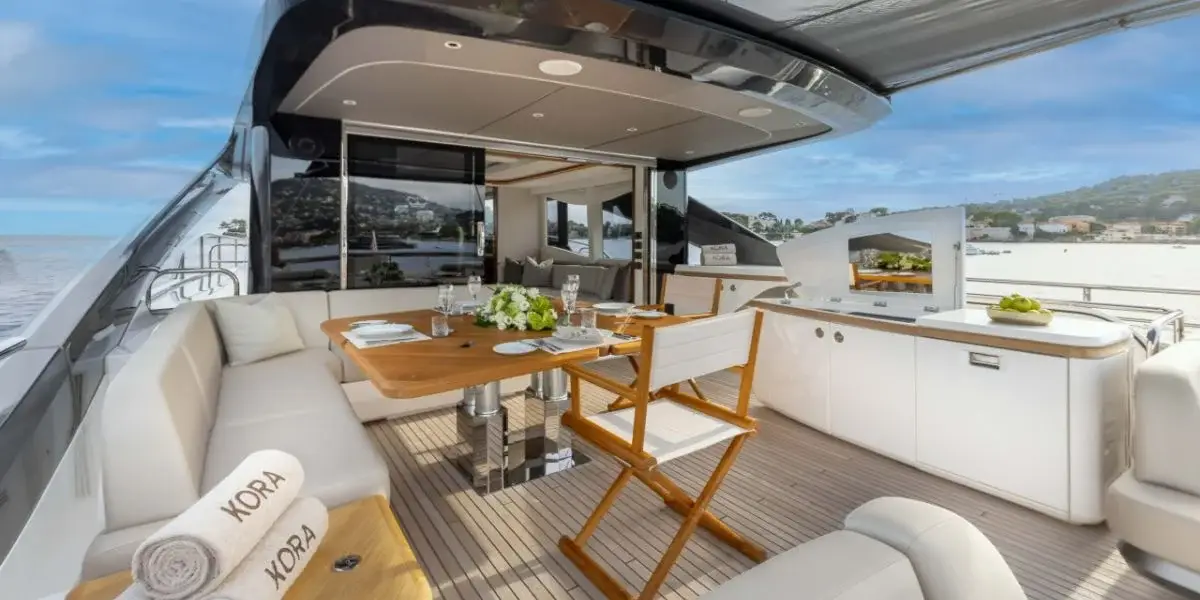 Princess Y80, flybridge — Barcelona Yacht Rental, Barcelona. Rumbo a Sitges con espuma y sol de tarde