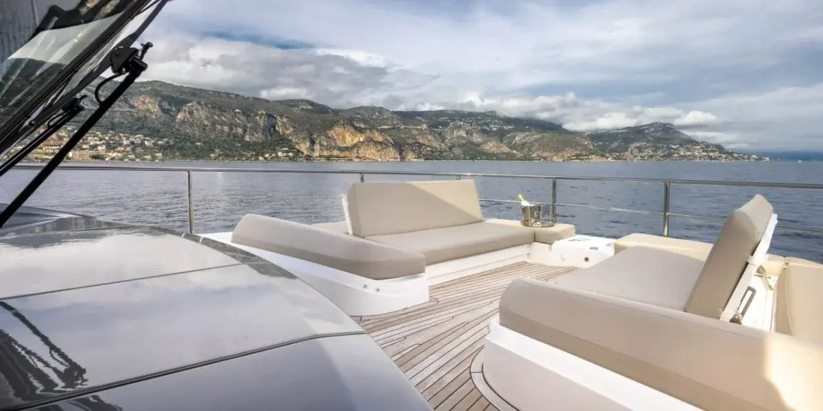 Princess Y80, exterior — Barcelona Yacht Rental, Barcelona. Rumbo a Sitges con espuma y sol de tarde