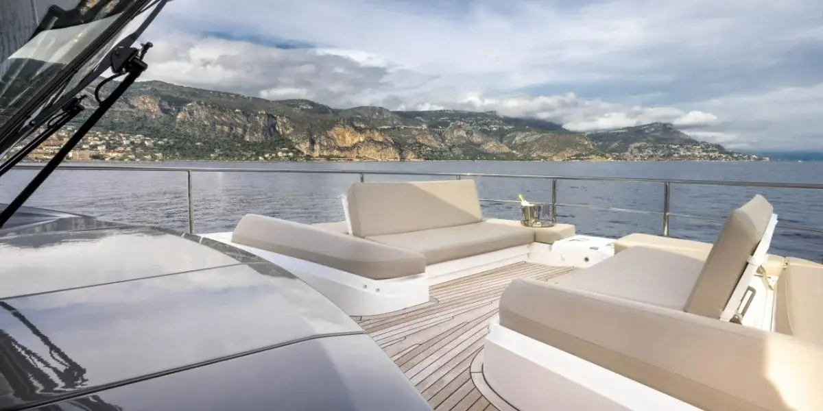 Princess Y80, exterior — Barcelona Yacht Rental, Barcelona. Rumbo a Sitges con espuma y sol de tarde