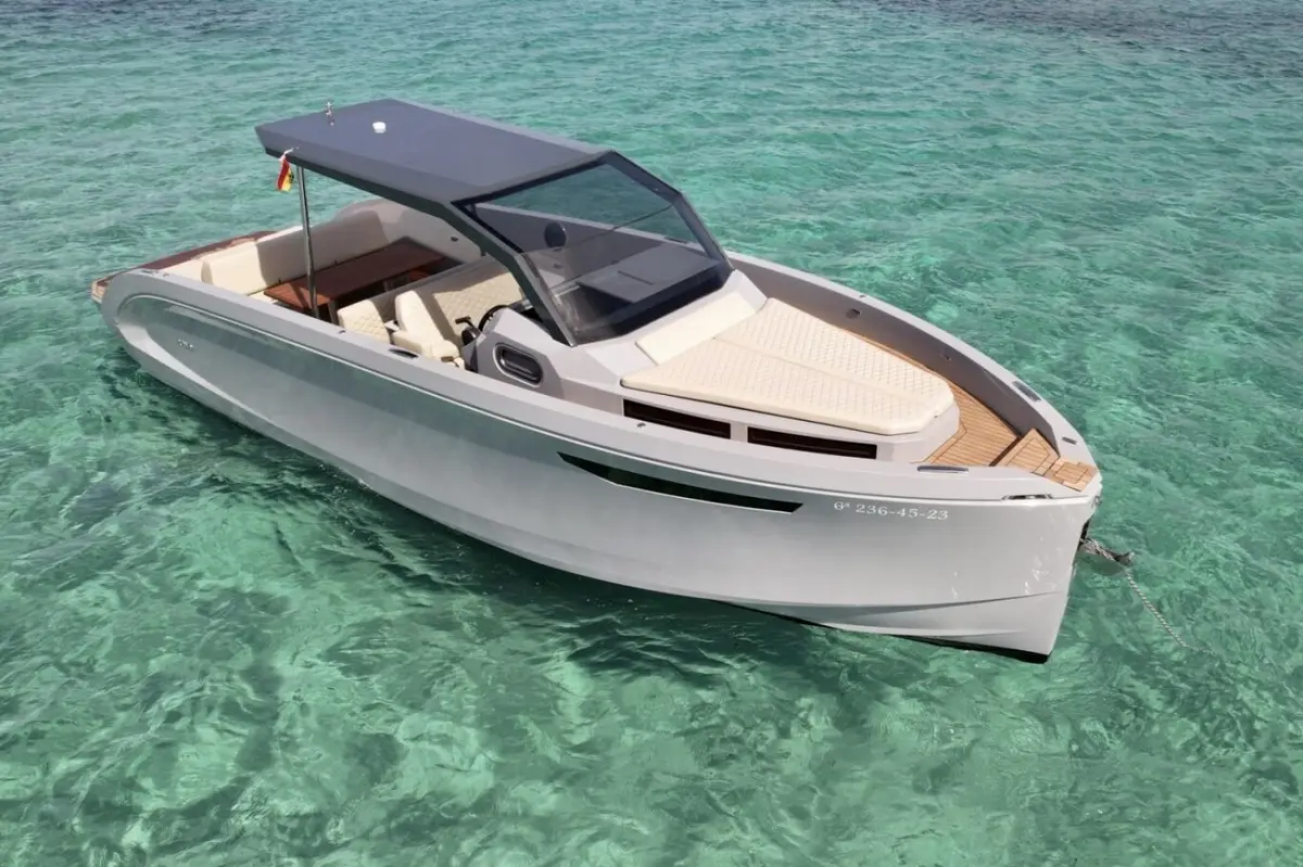 Rand Escape 30 — Barcelona Yacht Rental, Barcelona. Un día ágil rumbo a las calas de Sitges