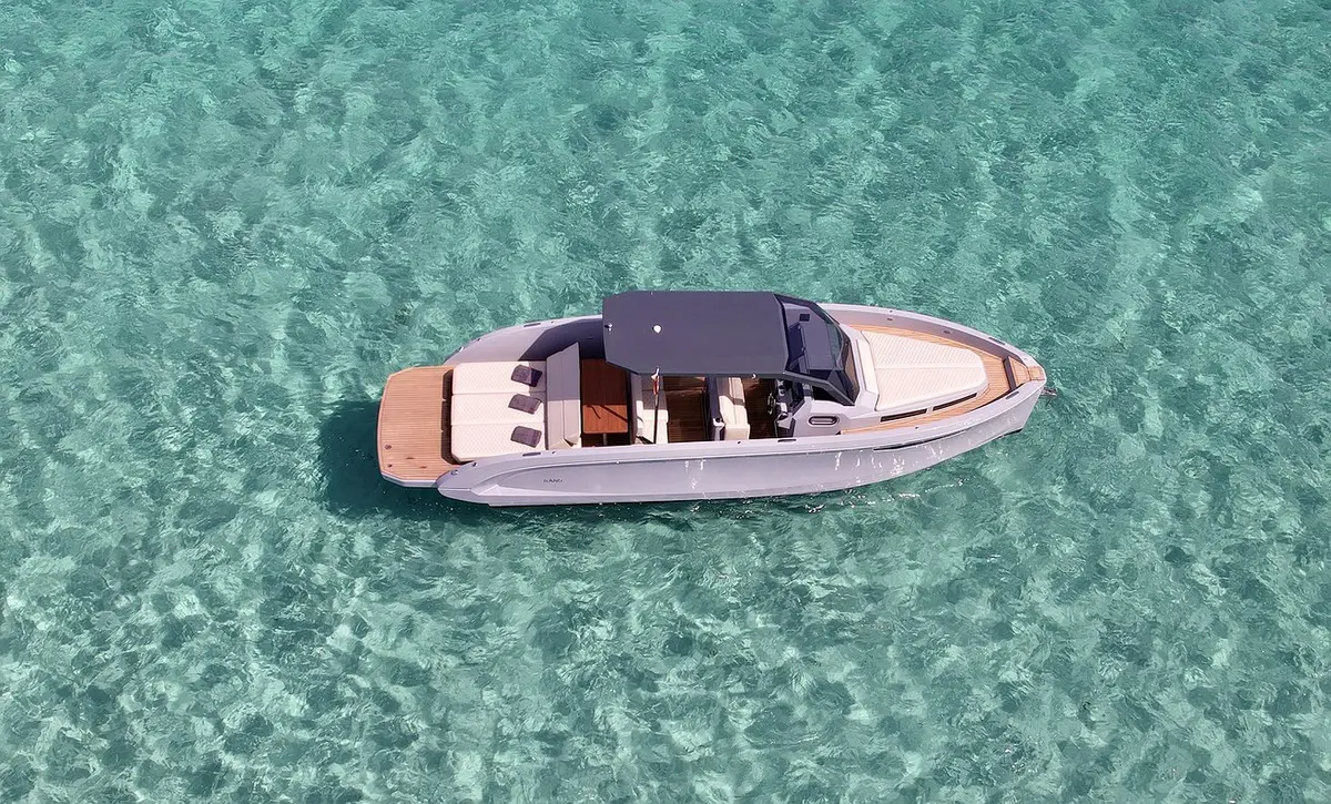 Rand Escape 30, cubierta principal — Barcelona Yacht Rental, Barcelona. Un día ágil rumbo a las calas de Sitges