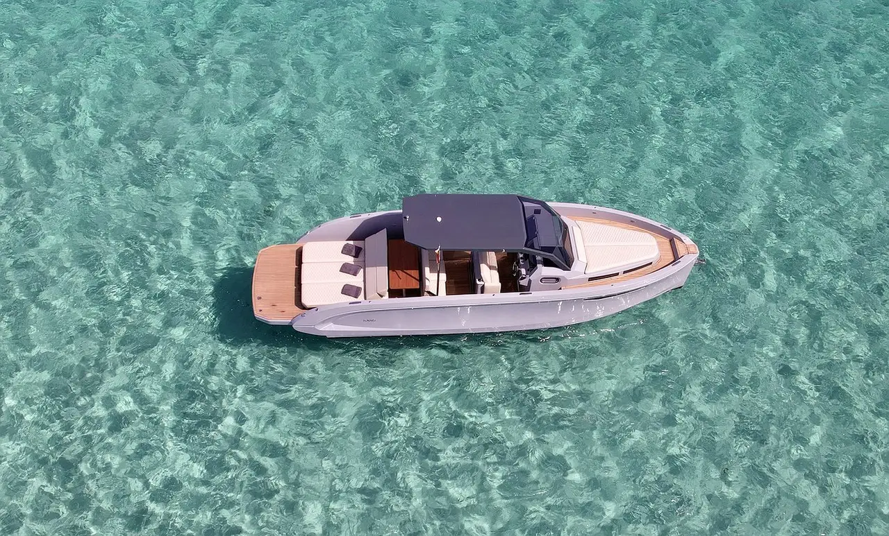 Rand Escape 30, cubierta principal — Barcelona Yacht Rental, Barcelona. Un día ágil rumbo a las calas de Sitges