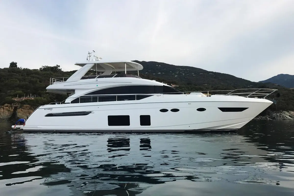 Rand Escape 30, flybridge — Barcelona Yacht Rental, Barcelona. Un día ágil rumbo a las calas de Sitges