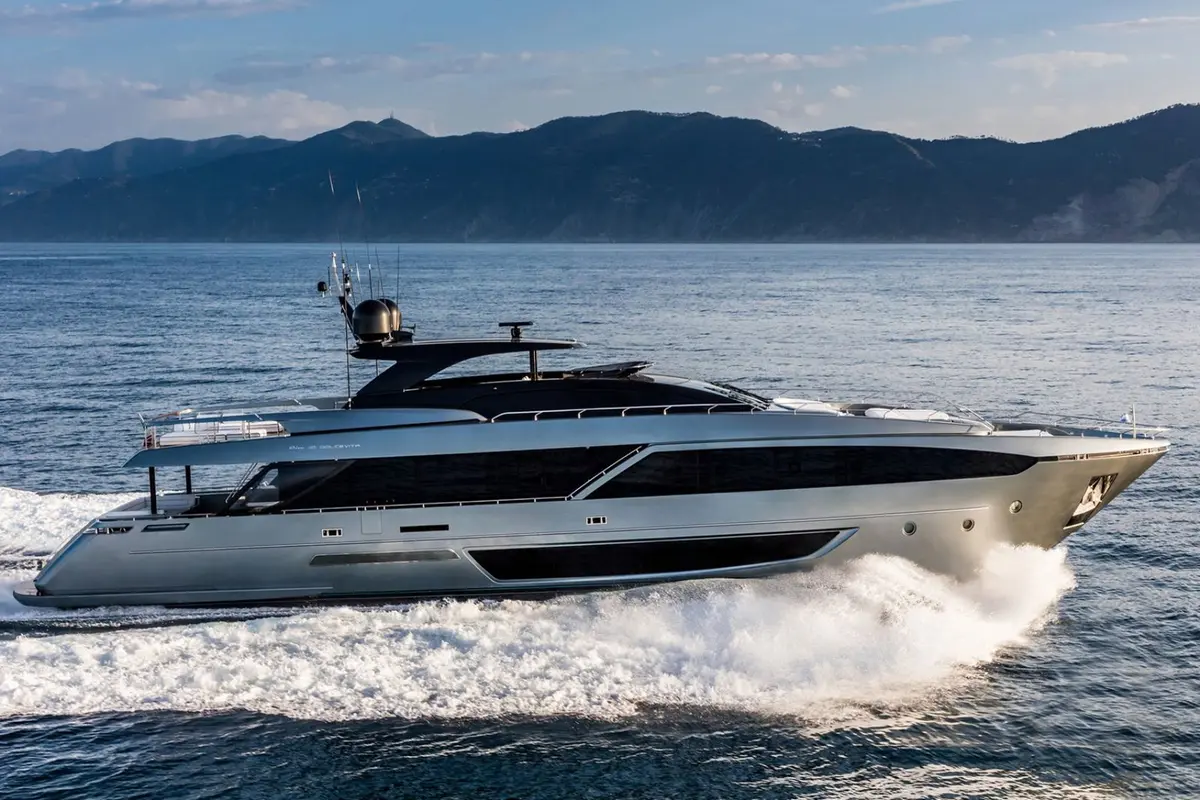 Riva 110 — Barcelona Yacht Rental, Barcelona. Rumbo a Sitges con líneas italianas y mar en calma