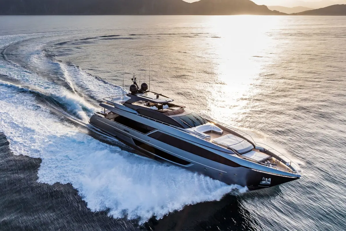 Riva 110, exterior — Barcelona Yacht Rental, Barcelona. Rumbo a Sitges con líneas italianas y mar en calma